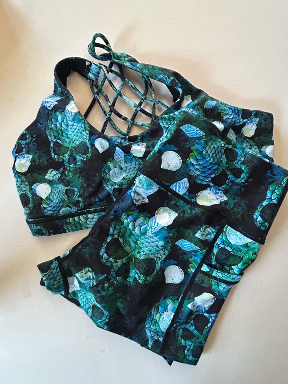 Constantly Varied Gear Teal & Black Mermaid Scale Active Set